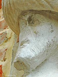 On peut voir ici le visage de la première statue située sur le Campo dei Mori. C'est celle d'Afani ou de Sandi Mastelli. Il est très clair que le turban, en marbre grec, a été rajouté postérieurement sur la statue, en pierre d'Istrie, d'origine. Ce rajout s'est d'ailleurs fait deux siècles après la taille des premières statues