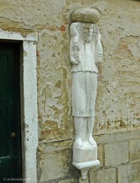 Ci-dessus, la seconde statue sur le Campo dei Mori, au numéro 3385. C'est un homme aux cheveux longs qui porte à deux mains un fardeau sur ses épaules