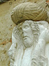 Ci-dessus, la seconde statue sur le Campo dei Mori, au numéro 3385. C'est un homme aux cheveux longs qui porte à deux mains un fardeau sur ses épaules. On voit très nettement que le turban a été rajouté postérieurement