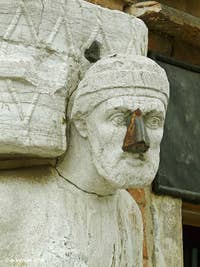 Oben ist die Statue von Antonio Rioba Mastelli, die mit der eisernen Nase, an der Ecke des Campo dei Mori und der Fondamenta dei Mori zu sehen. Selbst mit seiner eisernen Nase und den Beschädigungen, die diese Statue seit dem 13. Jahrhundert erlitten haben mag, bleibt dieses Gesicht unglaublich ausdrucksstark