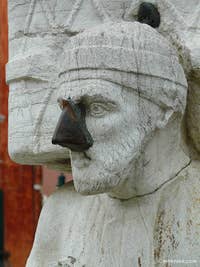 Ci-dessus, la statue de celui qui fut rebaptisé “Sior Antonio Rioba” pour devenir la risée, le pasquino du peuple vénitien