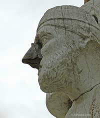 Ci-dessus, la statue au nez de fer de celui qui fut rebaptisé “Sior Antonio Rioba” pour devenir la risée, le pasquino du peuple vénitien.