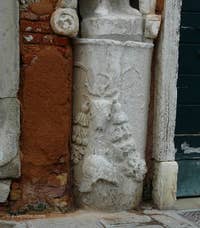 Details of the Roman-era column on which the fourth statue, that of the servant of the Mastelli brothers, stands on the Fondamenta dei Mori side, along the rio de la Sensa