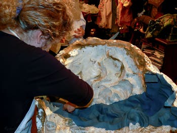 Fabrication d'un masque de Carnaval de Venise en papier mâché avec un moule en plâtre