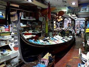 Une gondole dans une librairie, c'est à Acqua Alta à Venise !