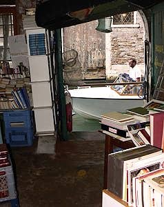 L'entrée du côté du rio de la Tetta de la librairie Acqua Alta à Venise