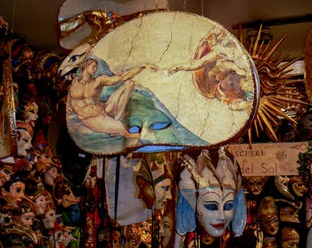 Venezianische Karnevalsmaske aus Pappmaché bei Ca' del Sol