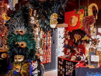 Masque de Carnaval de Venise en papier mâché de l'atelier Ca' Macana