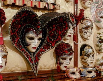 Masque de Carnaval de Venise en papier mâché de la maison Schegge