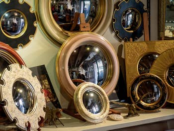 Les miroirs de sorcière ou miroirs des banquiers, miroirs convexes présentés chez Canestrelli à Venise
