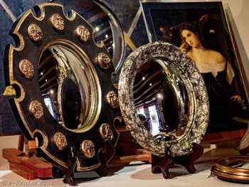 Les miroirs de sorcière ou miroirs des banquiers, miroirs convexes présentés chez Canestrelli à Venise