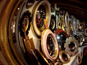 Les miroirs de sorcière ou miroirs des banquiers, miroirs convexes présentés chez Canestrelli à Venise