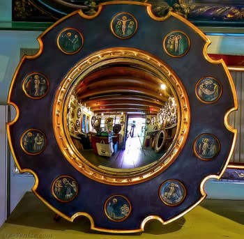 Le miroir convexe du couple Arnolfi représenté dans le tableau de Jan Van Eyck, reproduit fidèlement par Stefano Colucci de Canestrelli à Venise