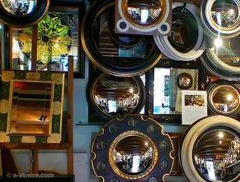 Les miroirs de sorcière ou miroirs des banquiers, miroirs convexes présentés chez Canestrelli à Venise