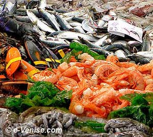 Des amas de poissons et de crustacés à la Pescaria