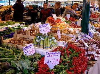 Der Rialto-Markt in Venedig, die Erberia für Obst und Gemüse