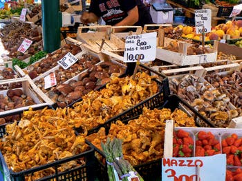 Der Rialto-Markt in Venedig, die Erberia für Obst und Gemüse
