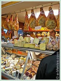 Les jambons de Parme et les fromages chez Ortis à Venise dans le Castello