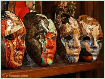 Masques de Carnaval décorés avec des tableaux du peintre Klimt chez l'artisan Schegge à Venise