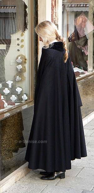 Daniela à Venise avec son Tabarro de chez Zara