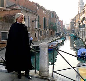 Daniela en Tabarro sur le ponte dei Pugni dans le Dorsoduro