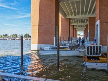 Die Anlegestellen der Wassertaxis am Flughafen Marco Polo in Venedig